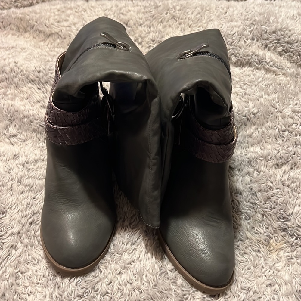 Womens wedge boots. Gray size 5.5 with cute buckles on the side. - Picture 8 of 9
